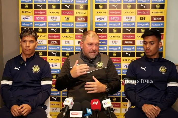 Pelatih Timnas Malaysia Peter Cklamovski (tengah) bersama pemainnya Nooa Laine (kiri) dan Arif Haiqal saat konferensi pers di Johor Baru.