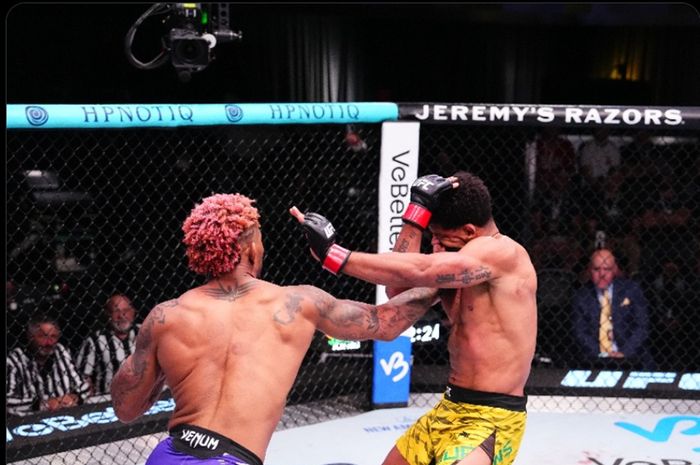 Pukulan mendarat di wajah korban Khamzat Chimaev, Gilbert Burns saat hadapai Michael Morales pada UFC Vegas 106 (18/5/2025).