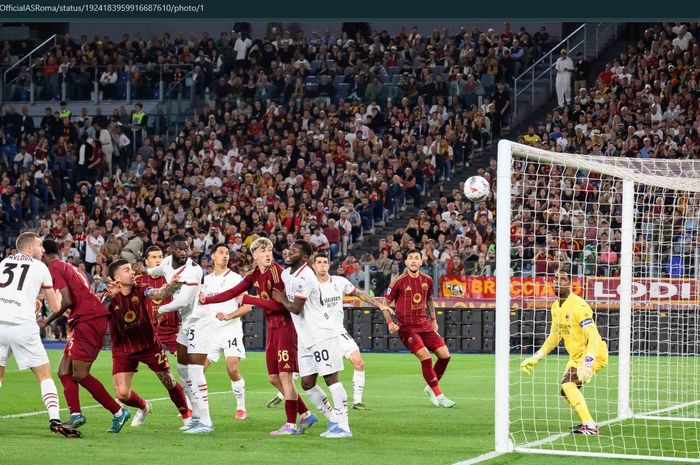 Momen terjadinya gol pertama AS Roma ke gawang AC Milan melalui sundulan Gianluca Mancini di Stadion Olimpico, Minggu (18/5/2025) atau Senin dini hari WIB.