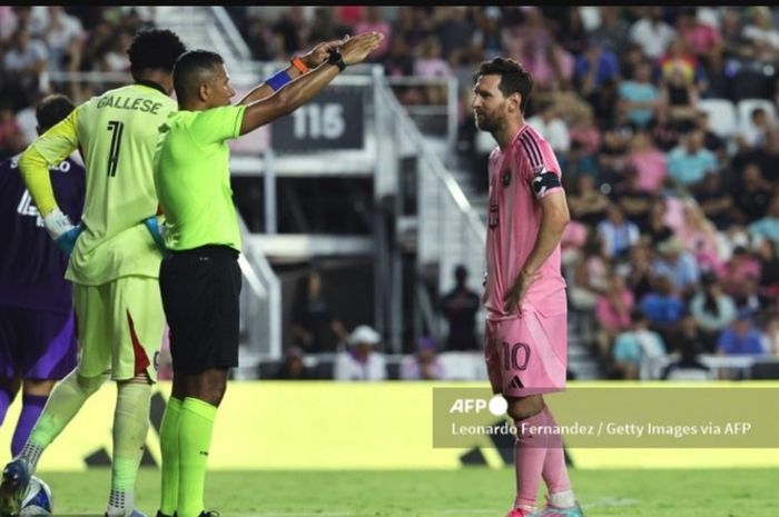 Lionel Messi melakukan protes terhadap wasit dalam pertandingan Inter Miami vs Orlando City pada lanjutan MLS di Chase Stadium (18/5/2025).