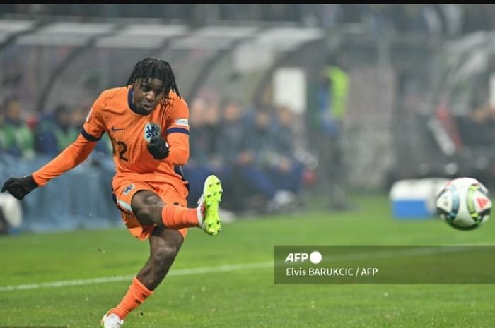 Aksi Jeremie Frimpong saat membela timnas Belanda. Wing-back kanan Bayer Leverkusen ini segera diresmikan sebagai amunisi baru Liverpool bersama Milos Kerkez di sisi kirinya.