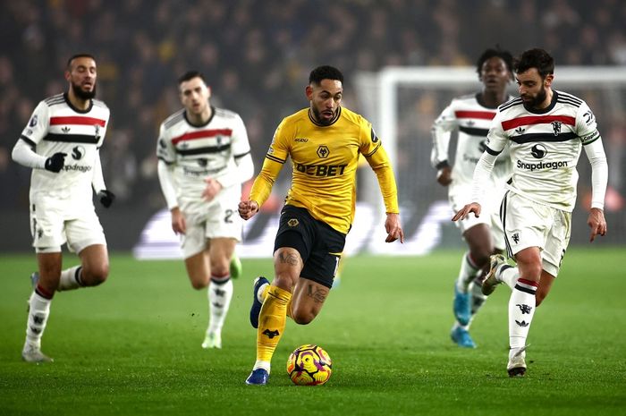 Matheus Cunha membawa bola di tengah kawalan para pemain Man United saat berduel di Liga Inggris. Cunha akan menjadi rekrutan pertama United di bursa transfer musim panas 2025. data-author=