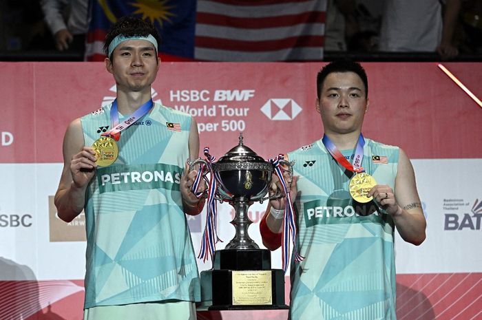 Pasangan ganda putra Malaysia, Aaron Chia/Soh Wooi Yik, di podium juara Thailand Open 2025 di Nimibutr Stadium, Bangkok, Minggu (18/5/2025).