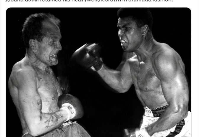 Muhammad Ali mengalahkan petinju asal Inggris yang pernah membuatnya mengalami knockdown, Henry Cooper, pada 21 Mei 1966 di London.