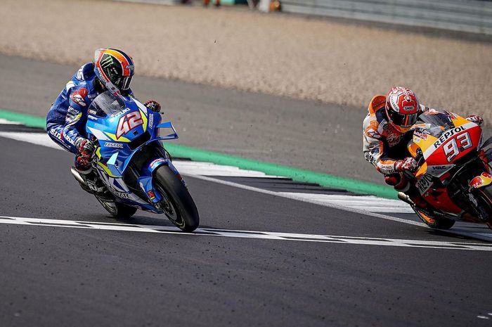 Pembalap Suzuki Ecstar, Alex Rins, finis di sebelah Marc Marquez dari tim Repsol Honda pada balapan MotoGP Inggris di Sirkuit Silverstone, Northamptonshire, Inggris, 25 Agustus 2019.