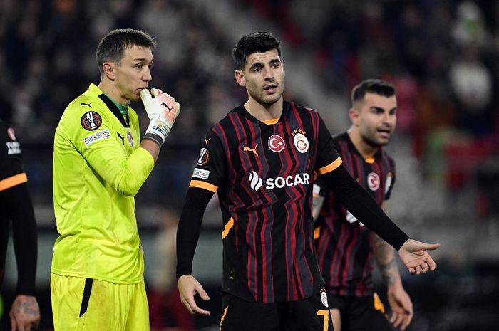 Alvaro Morata (tengah) malah menjadi juara Liga Turki dan Piala Turki setelah dibuang AC Milan ke Galatasaray.