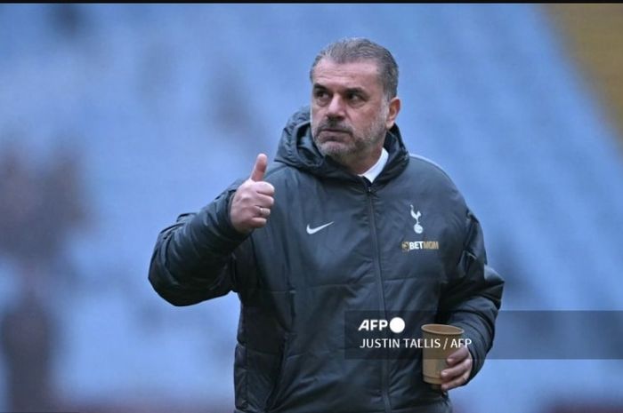 Pelatih Tottenham Hotspur, Ange Postecoglou, menjadi pemenang Liga Europa usai timnya kalahkan Man United pada final di San Mames, Bilbao (21/5/2025).