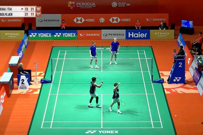 Ganda putra Malaysia, Kang Khai Xing/Aaron Tai (bawah), merayakan kemenangan mereka atas William Kryger Boe/Christian Faust Kjaer dari Denmark pada babak pertama Malaysia Masters 2025 di Kuala Lumpur, Malaysia, 21 Mei 2025.