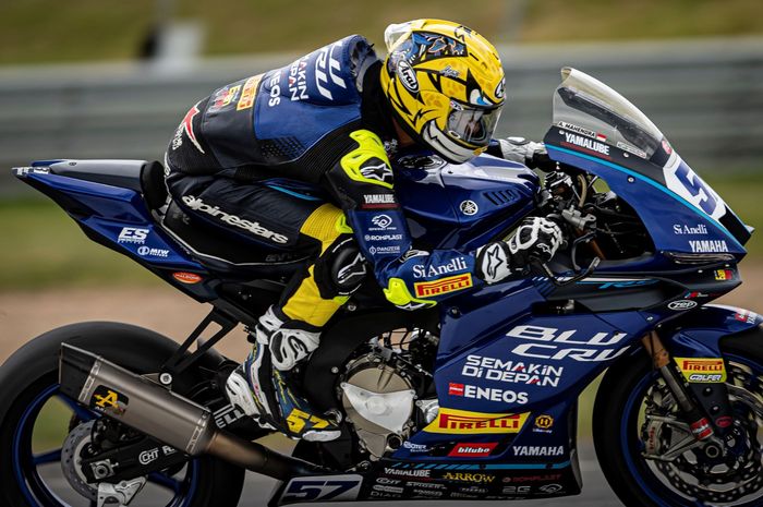 Pembalap Indonesia, Aldi Satya Mahendra yang bergabung dengan tim  Yamaha BLU CRU Evan Bros Team saat beraksi di Autodrom Most, Republik Ceska, 16-18 Mei 