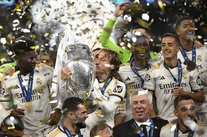 Luka Modric mengangkat trofi Liga Champions usai Real Madrid kalahkan Dortmund pada final di Wembley (1/6/2024). Modric mengumumkan akan tinggalkan Los Blancos musim panas ini.