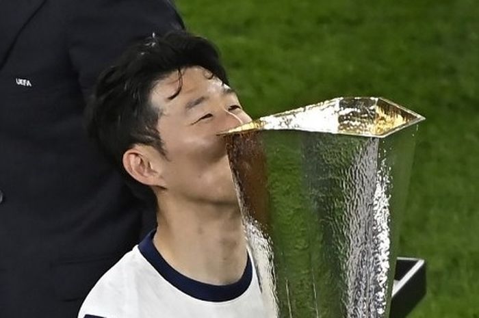 Son Heung-min mencium trofi Liga Europa yang dimenangi Tottenham Hotspur pada Rabu (21/5/2025).
