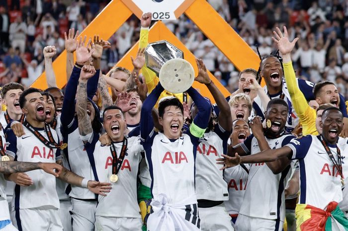 Son Heung-min mengangkat trofi Liga Europa usai Tottenham Hotspur mengalahkan Man United pada final di San Mames, Bilbao (21/5/2025).