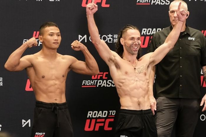 Atlet MMA Indonesia, Rio Tirto (kiri), mengalami kekalahan TKO dari Aaron Tau di babak perempat final Road to UFC 4.