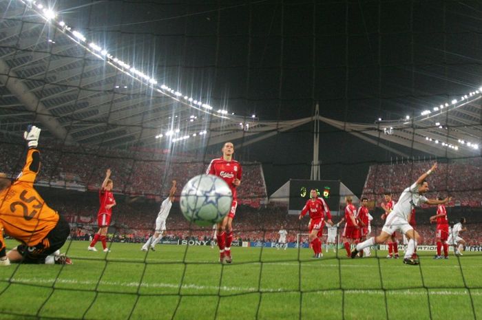Filippo Inzaghi mencetak gol pertama AC Milan saat mengalahkan Liverpool 2-1 di final Liga Champions 2006-2007, 23 Mei 2007 di Athena.