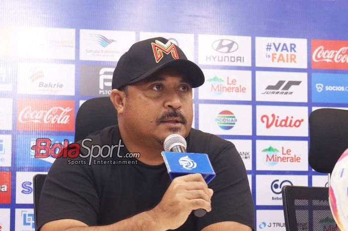 Pelatih Malut United FC, Imran Nahumarury, sedang memberikan keterangan kepada awak media di Jakarta International Stadium (JIS), Jakarta Utara, Kamis (22/5/2025).