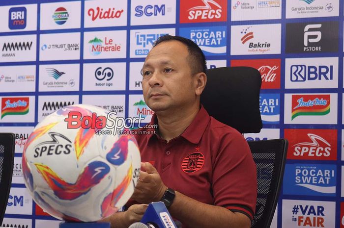 Pelatih Caretaker Persija Jakarta, Ricky Nelson, sedang memberikan keterangan kepada awak media di Jakarta International Stadium (JIS), Jakarta Utara, Kamis (22/5/2025).