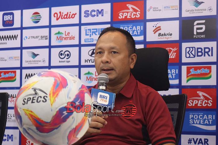 Pelatih Caretaker Persija Jakarta, Ricky Nelson, sedang memberikan keterangan kepada awak media di Jakarta International Stadium (JIS), Jakarta Utara, Kamis (22/5/2025).