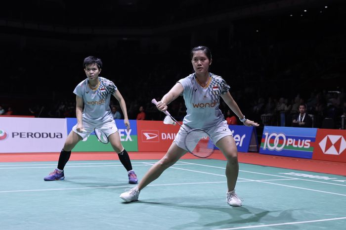 Pasangan ganda putri Indonesia, Lanny Tria Mayasari/Siti Fadia Silva Ramadhanti, pada babak kedua Malaysia Masters 2025 di Axiata Arena, Kuala Lumpur, Kamis (22/5/2025).