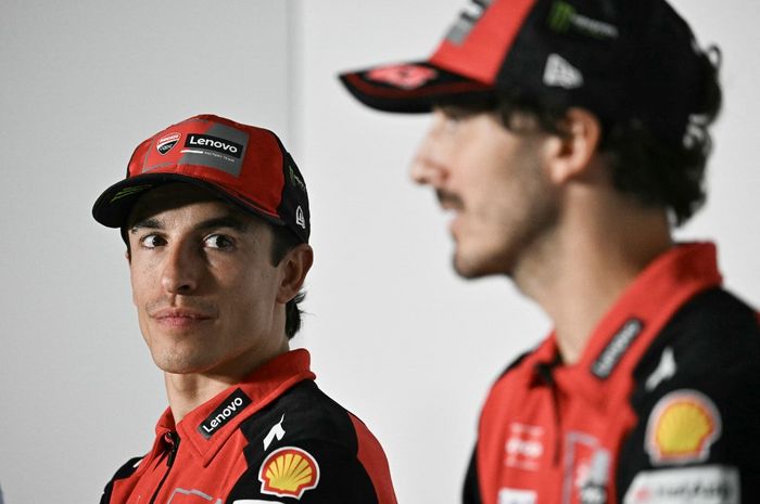 Dua pembalap pabrikan Ducati, Marc Marquez (kiri) dan Francesco Bagnaia (kanan) dalam sesi wawancara