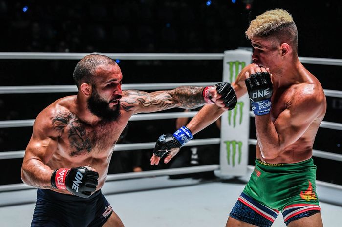 Jagoan kelas bantam MMA ONE Championship, John Lineker (kiri), hanya menginginkan duel ketiga melawan Fabricio Andrade untuk pertarungan berikutnya.
