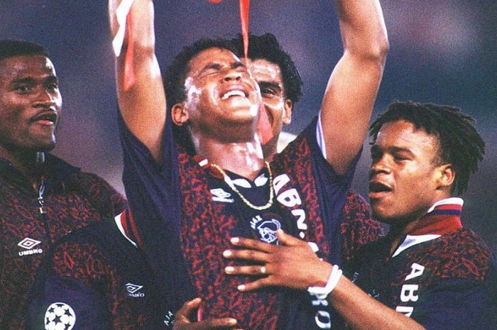 Sosok yang kini menjadi pelatih Timnas Indonesia, Patrick Kluivert, mencetak gol tunggal yang membawa Ajax Amsterdam menjuarai Liga Champions pada 24 Mei 1995.