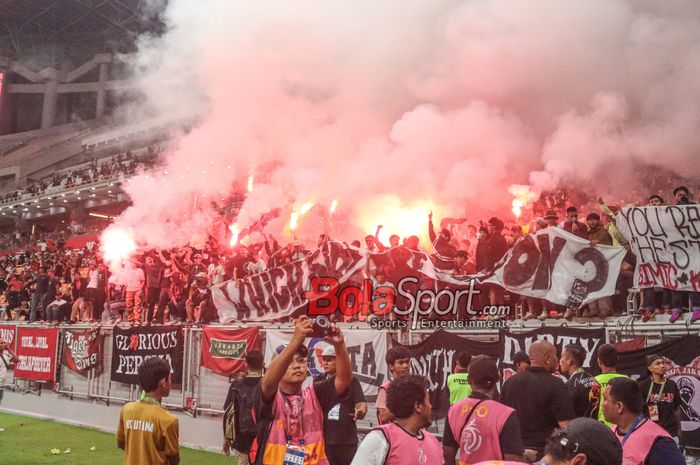 Suporter sempat menyalakan petasan flare dalam laga pekan ke-34 Liga 1 2024/2025 antara Persija Jakarta versus Malut United FC di Jakarta International Stadium (JIS), Jakarta Utara, Jumat (23/5/2025).