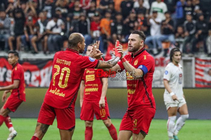 Marko Simic (kanan) saat memasuki lapangan saat bertanding dalam laga pekan ke-34 Liga 1 2024/2025 antara Persija Jakarta versus Malut United FC di Jakarta International Stadium (JIS), Jakarta Utara, Jumat (23/5/2025).