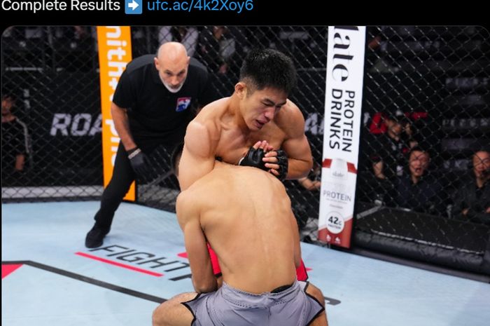 Jagoan Indonesia, Deni Daffa tak mampu kelar dari cekikan lawannya Ren Yawei di Road to UFC 4 (23/5/2025).