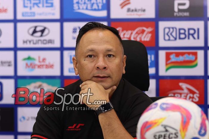 Pelatih Caretaker Persija Jakarta, Ricky Nelson, sedang memberikan keterangan kepada awak media di Jakarta International Stadium (JIS), Jakarta Utara, Jumat (23/5/2025).