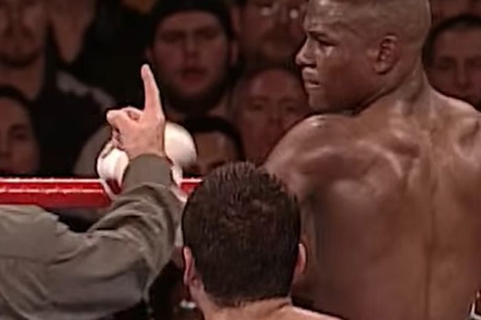 Momen Floyd Mayweather Jr menerima hitungan dari wasit karena divonis mengalami knockdown saat melawan Carlos Hernandez pada 26 Mei 2001.