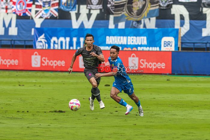 Beckham Putra Nugraha (kanan) sedang mengusai bola dan dibayangi Eky Taufik (kiri) dalam laga pekan ke-34 Liga 1 2024/2025 antara Persib Bandung versus Persis Solo di Stadion Gelora Bandung Lautan Api, Bandung, Jawa Barat, Sabtu (24/5/2025) siang.