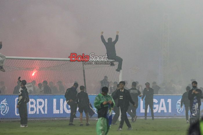 Suasana suporter perayaan Persib juara Liga 1 2024-2025 di Stadion Gelora Bandung Lautan Api 2024-2025, Sabtu (24/5/2025).