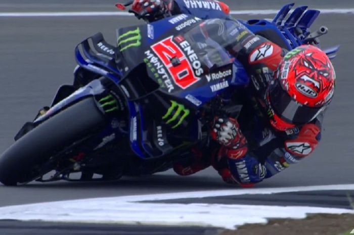 Aksi Fabio Quartararo (Monster Energy Yamaha) pada kualifikasi MotoGP Inggris 2025 di Sirkuit Silverstone, Inggris, Sabtu (24/5/2025).