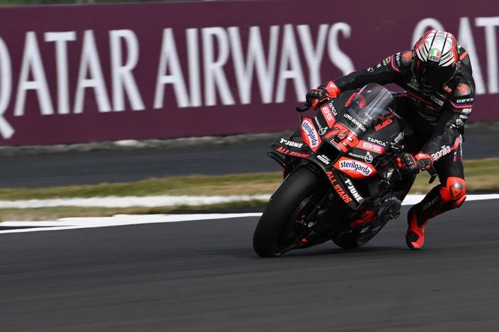 Pembalap Aprilia Racing, Marco Bezzecchi, pada sesi Practice MotoGP Inggris 2025 di Sirkuit Silverstone, Inggris, Jumat, 23 Mei 2025