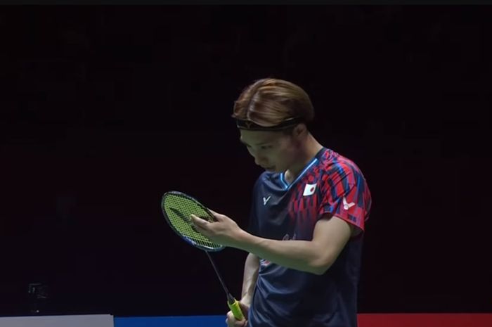 Ekspresi penjegal Chico Aura Dwi Wardoyo, Kodai Naraoka keheranan melihat raketnya karena momen pukulannya yang tak mengenai raket dengan tepat pada semifinal Malaysia Masters 2025 lawan Li Shi Feng.