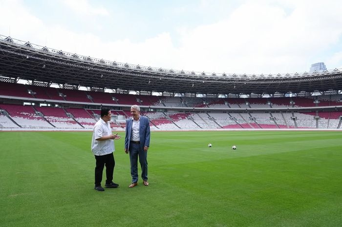 Ketua Umum PSSI, Erick Thohir dan FIFA Director Theodore Giannikos saat meninjau lansung Stadion Utama Gelora Bung Karno, Sabtu (24/5/2025).