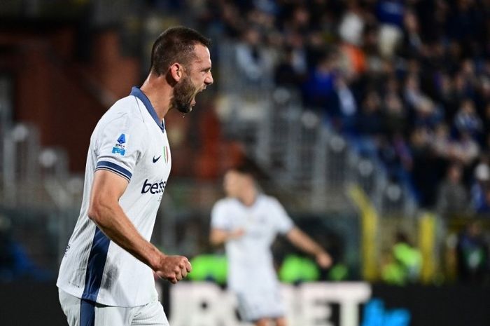 Stefan De Vrij mencetak gol ke gawang Como pada lanjutan Liga Italia 2024-2025.