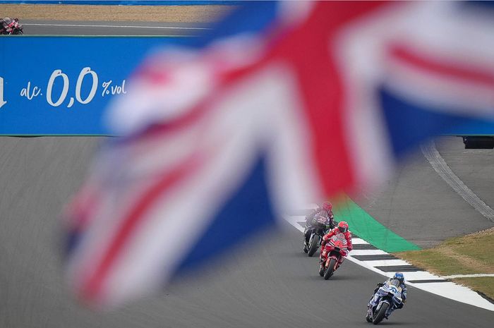 Aksi pembalap Gresini Racing, Alex Marquez pada kualifikasi MotoGP Inggris 2025 di tempel Marc Marquez (Ducati) dan Alex Rins (Yamaha)