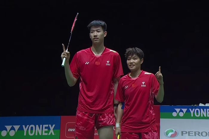 Ganda campuran China, Feng Yan Zhe/Huang Dong Ping, merayakan kemenangan mereka pada semifinal Malaysia Masters 2025 di Kuala Lumpur, Malaysia, 24 Mei 2025.