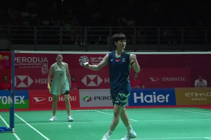 Tunggal putra China, Wang Zhi Yi (kanan), merayakan poin saat melawan Ratchanok Intanon dari Thailand pada laga semifinal Malaysia Masters 2025 di Kuala Lumpur, Malaysia, 24 Mei 2025.