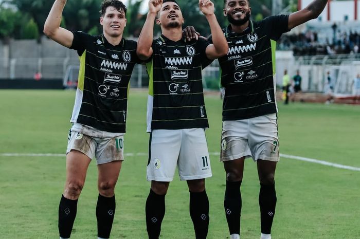 Selebrasi pemain PSS Sleman setelah mencetak gol ke gawang Madura United pada laga terakhir Liga 1 2024-2025.