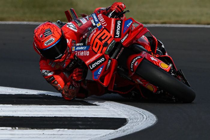 Pembalap Ducati Lenovo, Marc Marquez, pada sesi Practice MotoGP Inggris 2025 di Sirkuit Silverstrone, Inggris, Jumat, 23 Mei 2025