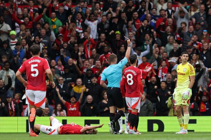 Kartu merah langsung diberikan untuk kiper Aston Villa, Emiliano Martinez, usai melanggar penyerang Manchester United, Rasmus Hojlund, yang mencoba melewatinya di depan kotak penalti.
