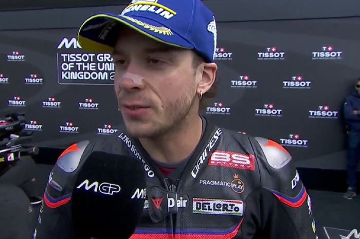 Pembalap Aprilia, Marco Bezzecchi di parc ferme setelah kemenangan pertama di MotoGP Inggris 2025 di Sirkuit Silverstone, Inggris, Minggu (25/5/2025).