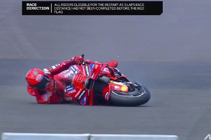 Kecelakaan Marc Marquez di MotoGP Inggris 2025 jadi sinyal kuat evaluasi Ducati yang dominasinya perlahan diguncang pabrikan lain,