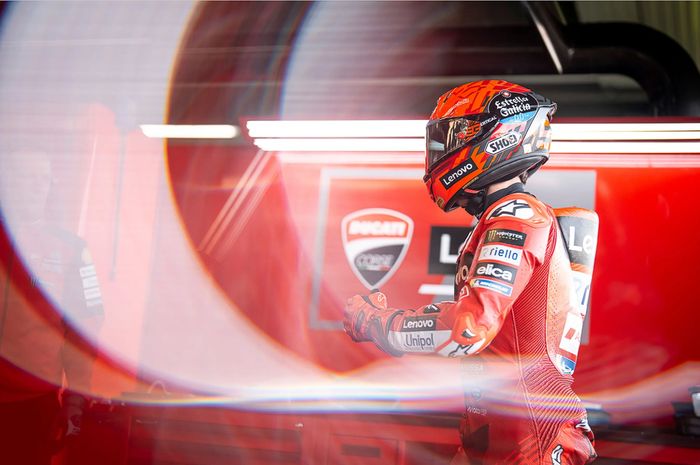 Pembalap Ducati, Marc Marquez, memasuki paddock usai menjalani sesi practice MotoGP Inggris 2025
