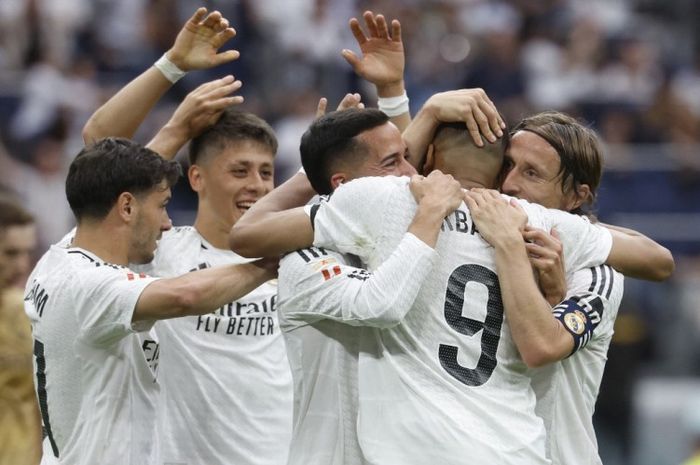 Kylian Mbappe berselebrasi bersama Real Madrid usai memenangi laga terakhir Liga Spanyol 2024-2025.