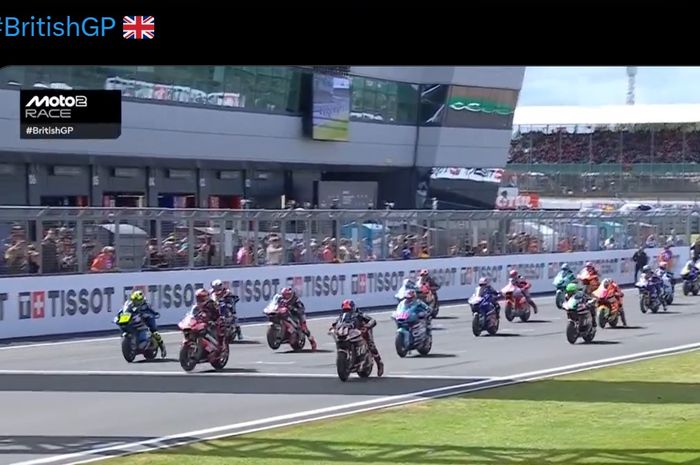 Deniz Oncu dan Diogo Moreira bersaing sengit di akhir balapan Moto2 Aragon 2025.