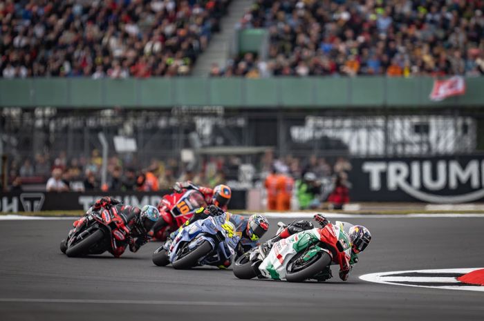 dari depan; Johann Zarco (LCR Honda), Fermin Aldeguer (BK8 Gresini Racing), Marco Bezzecchi (Aprilia Racing), Luca Marini (Honda HRC Castrol) dalam Sprint MotoGP Inggris 2025