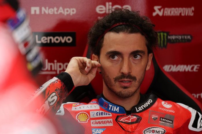 Pembalap Ducati Lenovo, Francesco Bagnaia, di pit saat sesi practice MotoGP Inggris di Sirkuit Silverstone, Sabtu (24/5/2025).